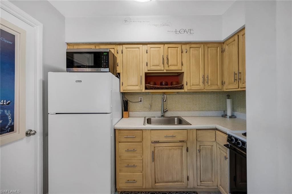 235 Seaview CT # B2, MARCO ISLAND FL 34145-12