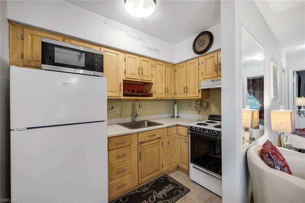 235 Seaview CT # B2, MARCO ISLAND FL 34145-11