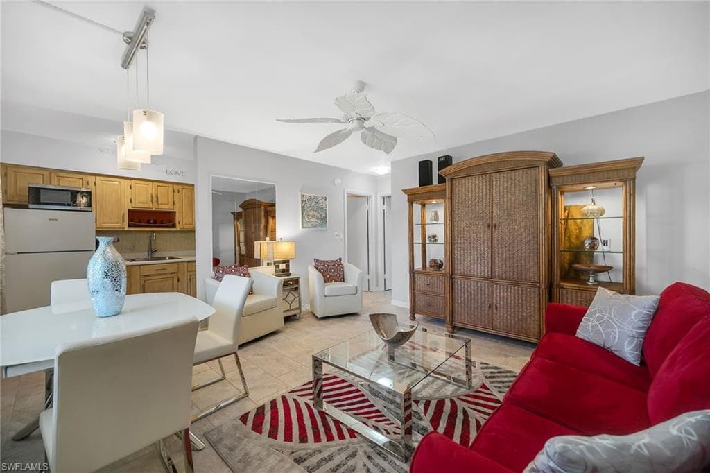 235 Seaview CT # B2, MARCO ISLAND FL 34145-2