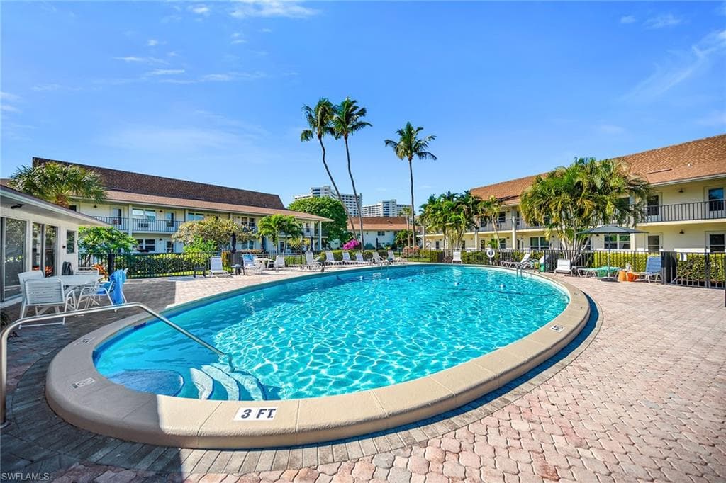 235 Seaview CT # B2, MARCO ISLAND FL 34145-35