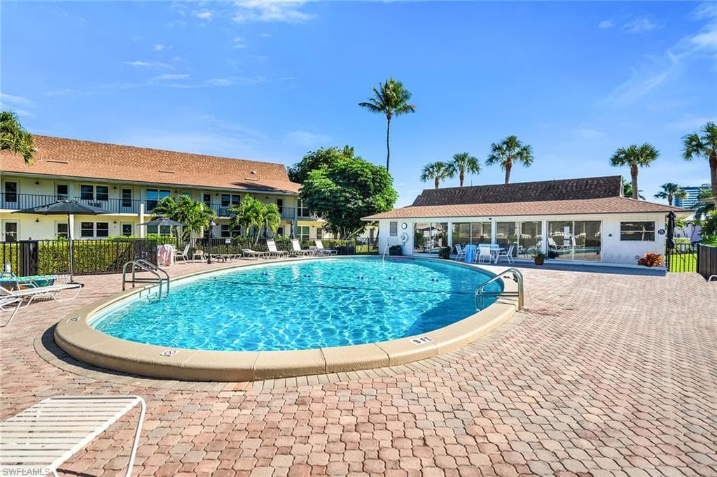 235 Seaview CT # B2, MARCO ISLAND FL 34145-33