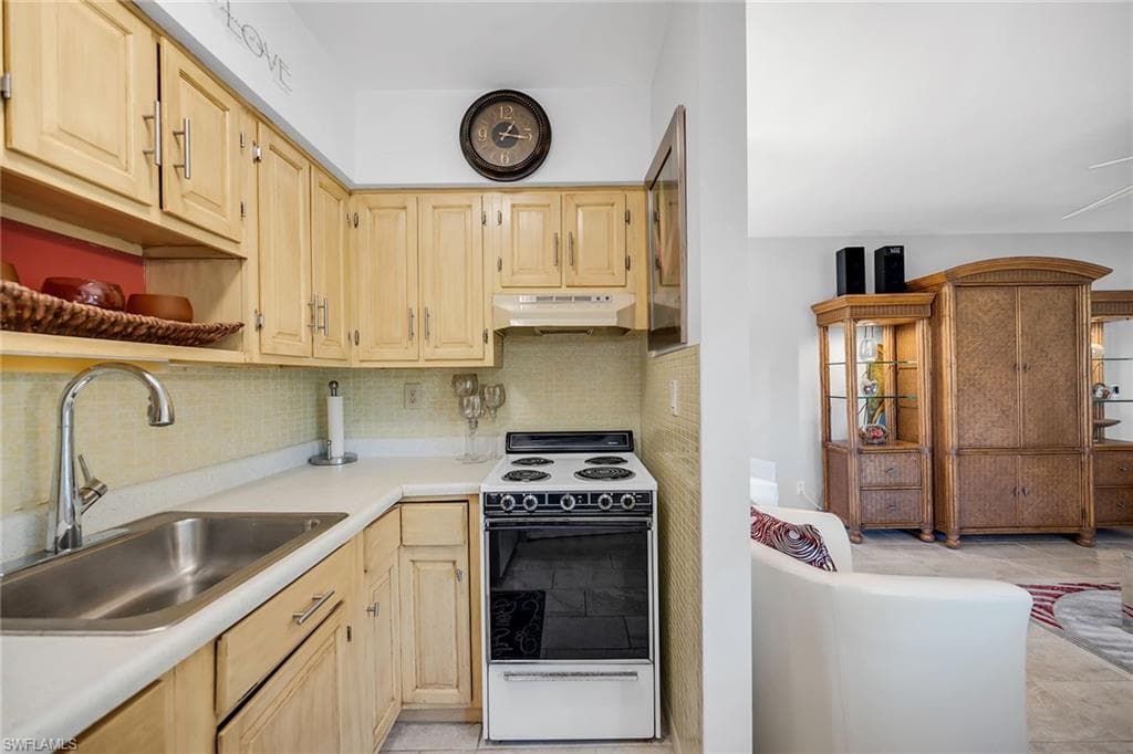 235 Seaview CT # B2, MARCO ISLAND FL 34145-13