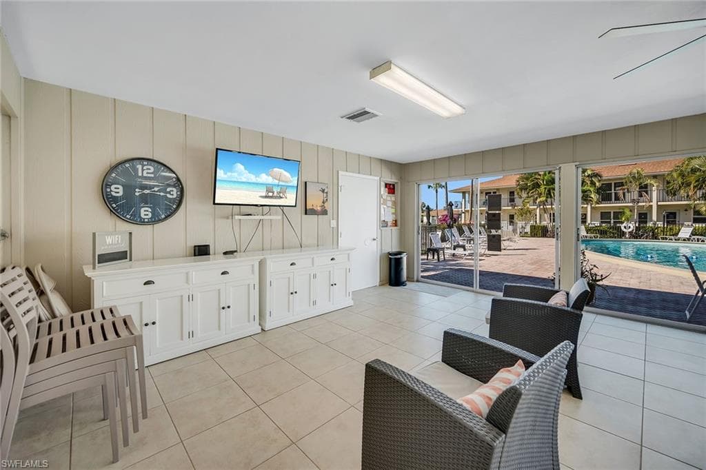 235 Seaview CT # B2, MARCO ISLAND FL 34145-28