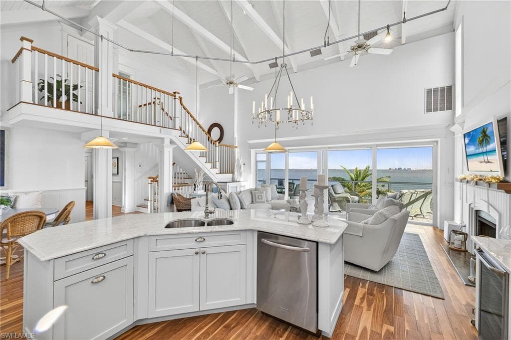 1212 Isabel DR, SANIBEL FL 33957-11