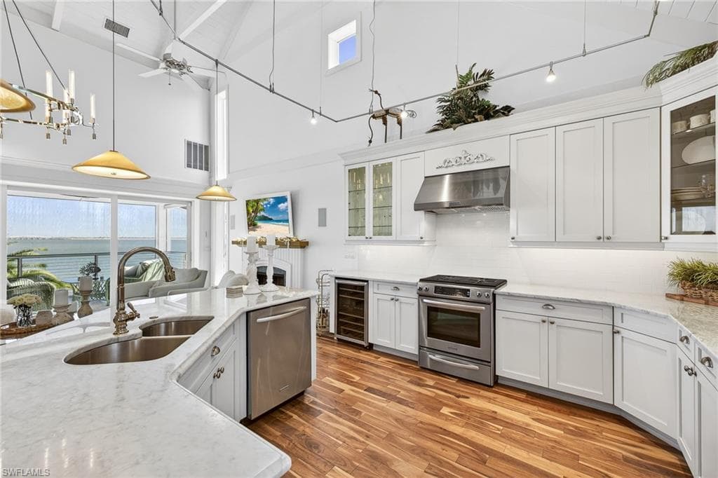 1212 Isabel DR, SANIBEL FL 33957-9