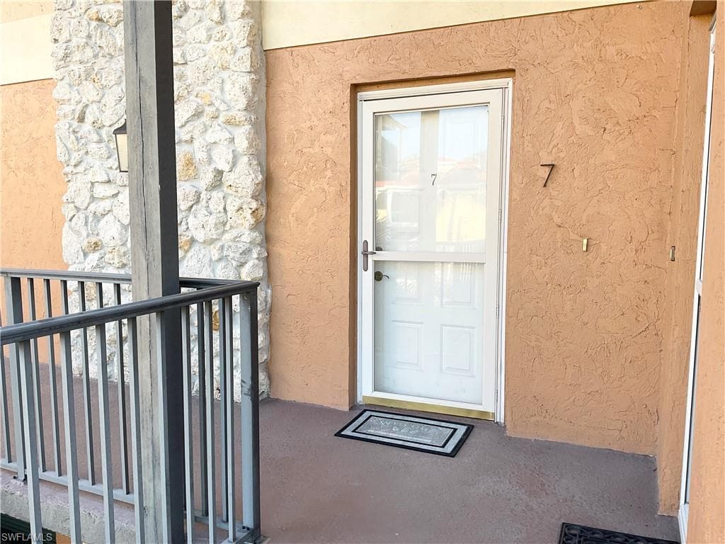 1165 Clam CT # 7, NAPLES FL 34102-2