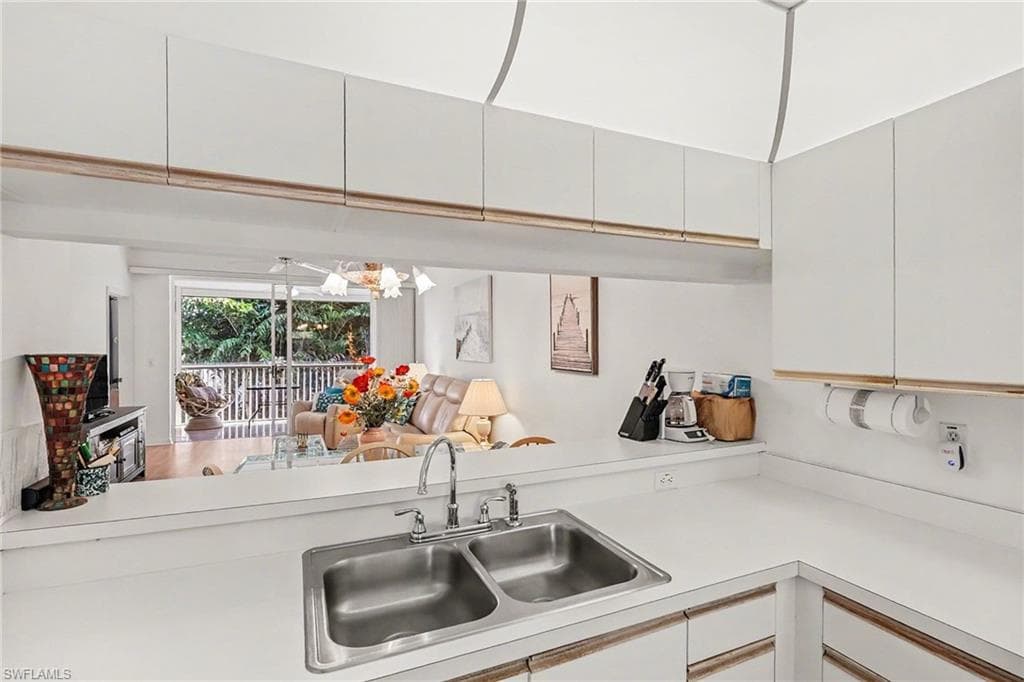 326 Bradstrom CIR # 201F, NAPLES FL 34113-8