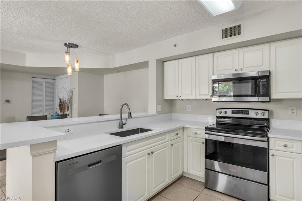 1230 Wildwood Lakes BLVD # 105, NAPLES FL 34104-17
