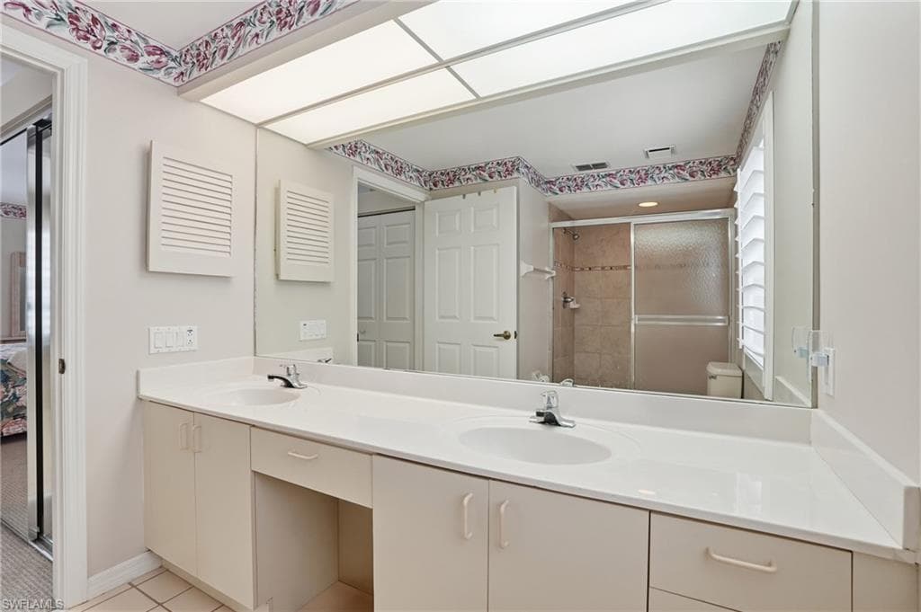 7680 Oleander Gate DR J202-24