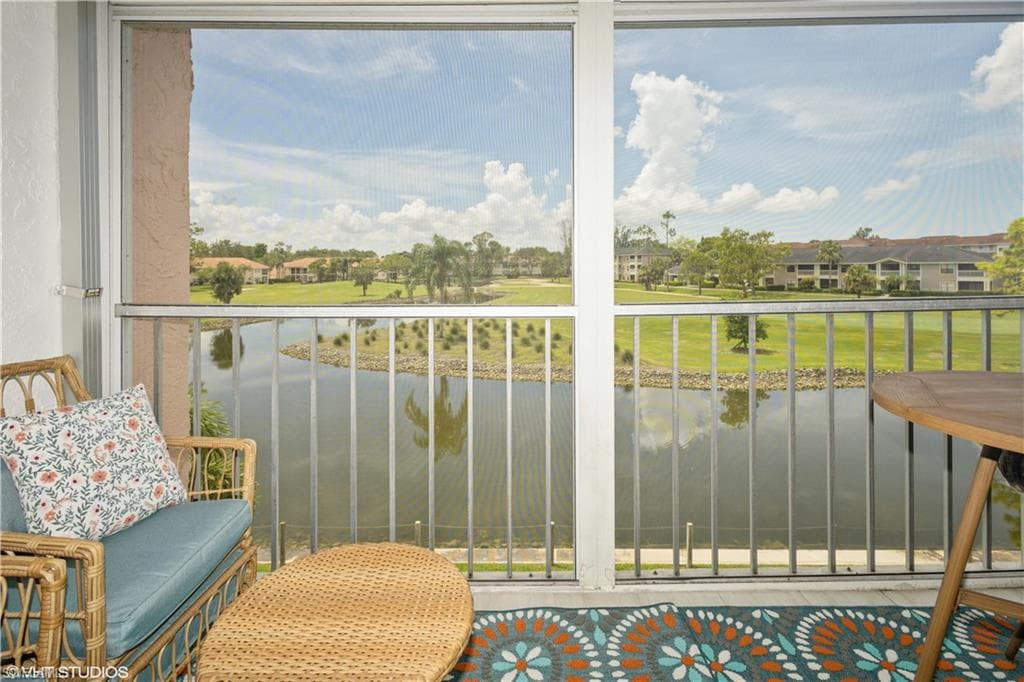 190 Turtle Lake CT # 311, NAPLES FL 34105-6