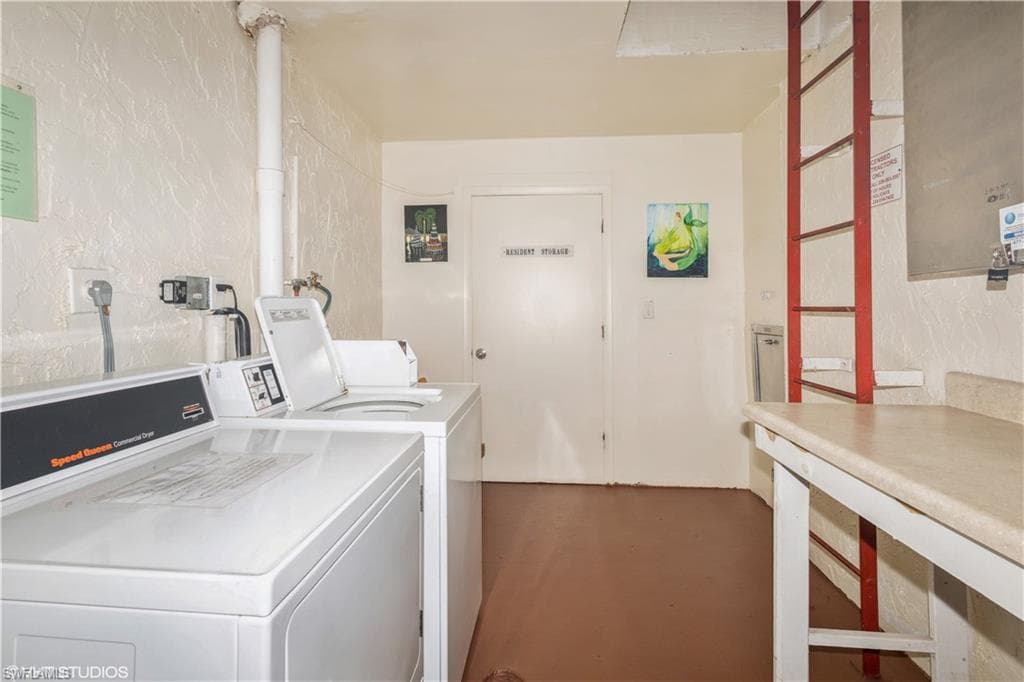 190 Turtle Lake CT # 311, NAPLES FL 34105-35