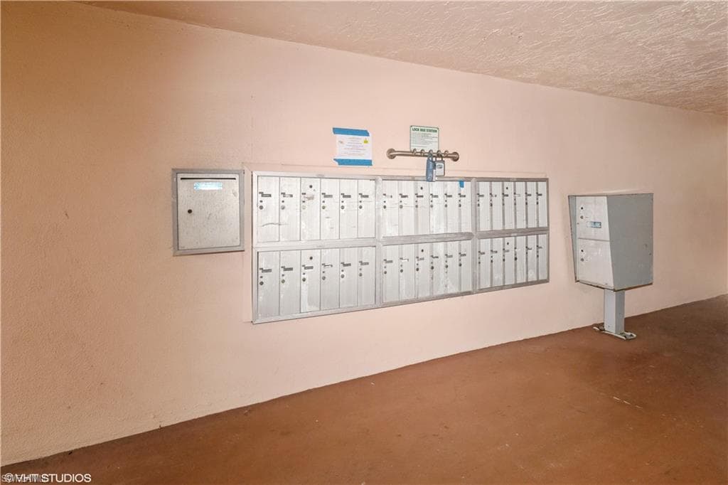 190 Turtle Lake CT # 311, NAPLES FL 34105-37