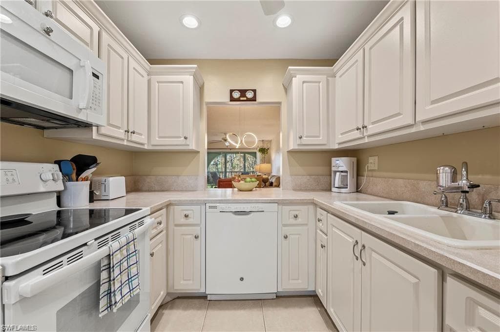 1055 Forest Lakes DR # E209, NAPLES FL 34105-2