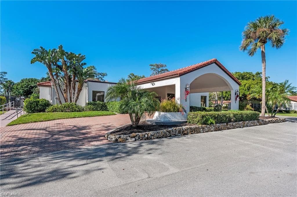 1055 Forest Lakes DR # E209, NAPLES FL 34105-19