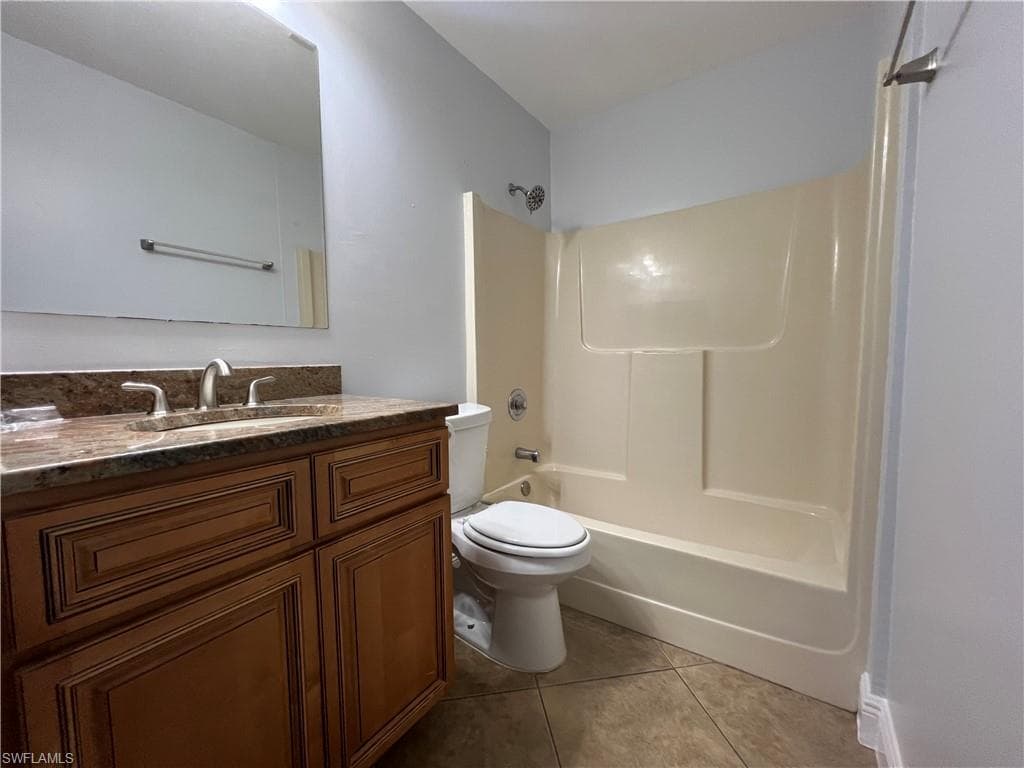 5270 Treetops DR # J201, NAPLES FL 34113-10