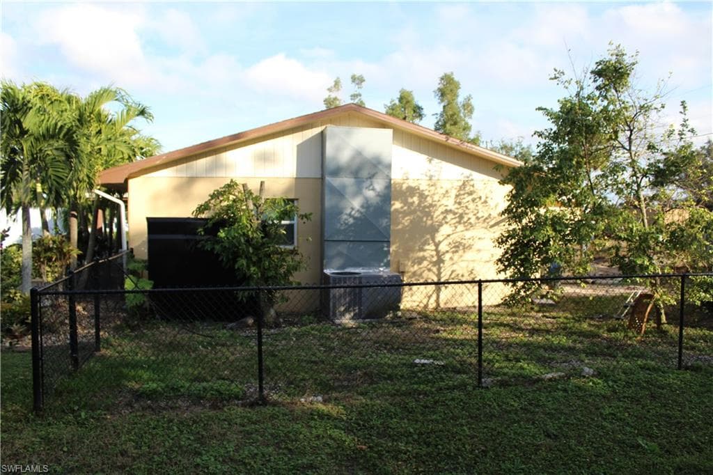 679 Canal DR, NORTH FORT MYERS FL 33903-3