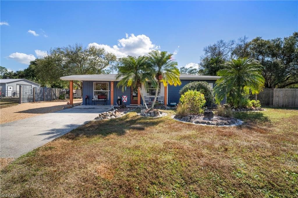 2114 E Gardenia CIR, NORTH FORT MYERS FL 33917-1