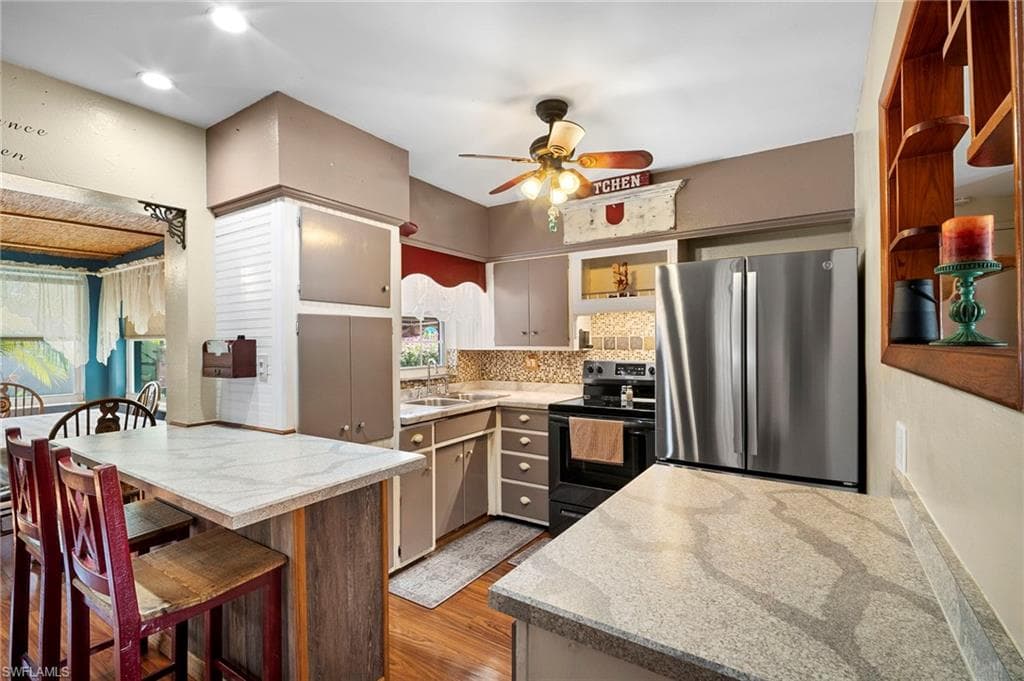 2114 E Gardenia CIR, NORTH FORT MYERS FL 33917-10