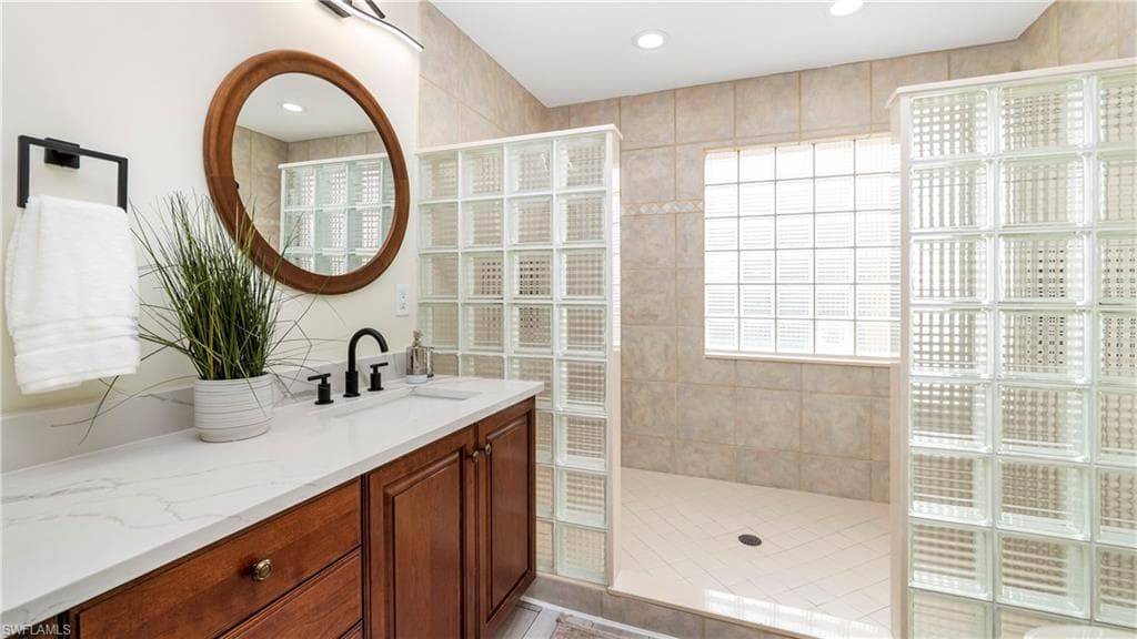 14811 Laguna DR # 202, FORT MYERS FL 33908-18