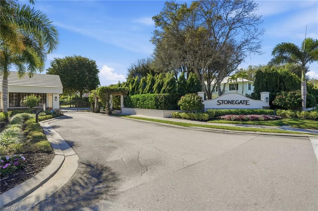 7395 Stonegate DR, NAPLES FL 34109-2