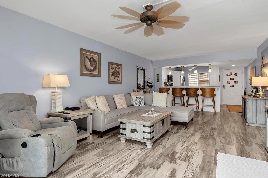 1075 Foxfire LN # 203, NAPLES FL 34104-9