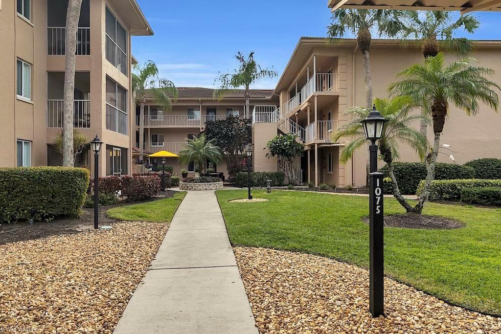 1075 Foxfire LN # 203, NAPLES FL 34104-28