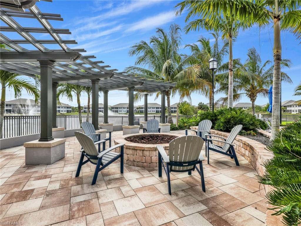 268 Indies DR E # 201, NAPLES FL 34114-28