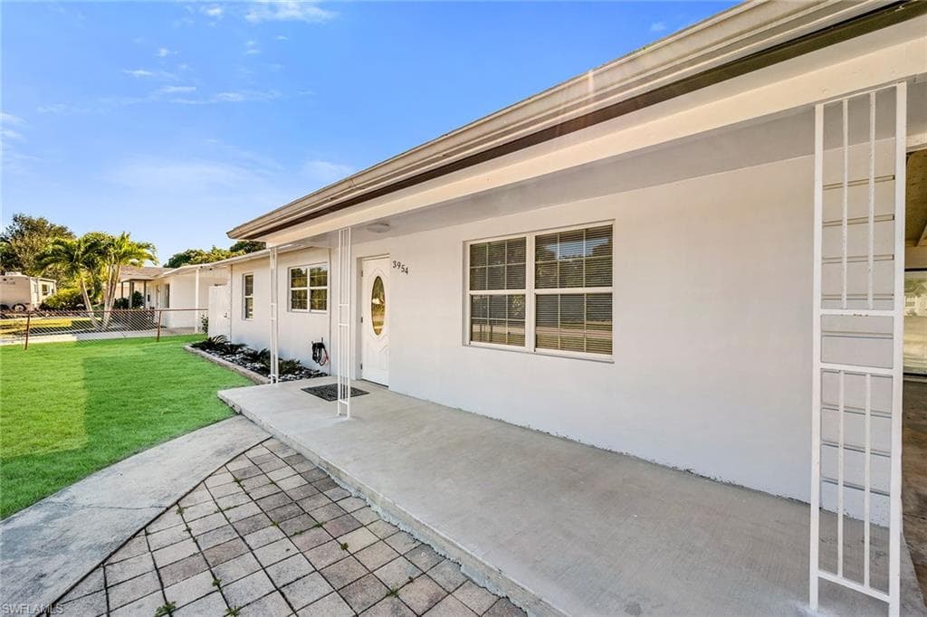 3954 Coconut CIR N, NAPLES FL 34104-3