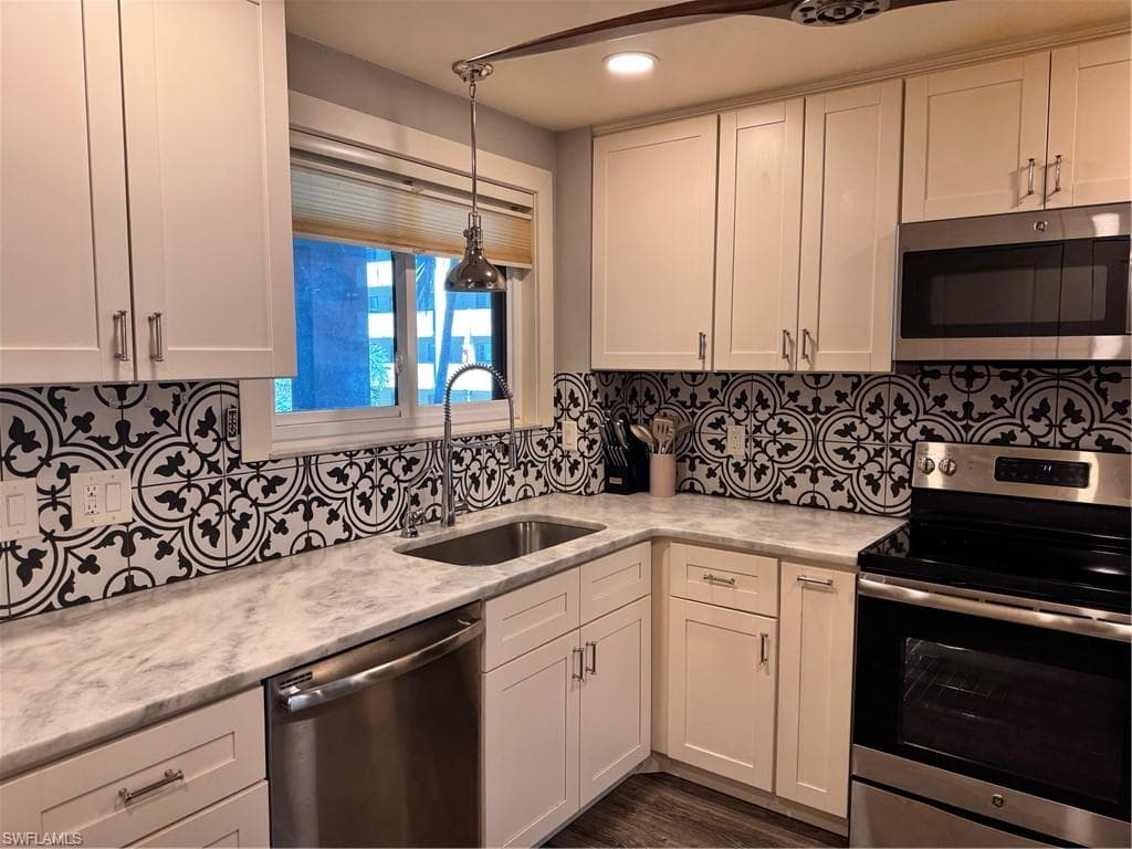 2121 Collier AVE # 220, FORT MYERS FL 33901-3