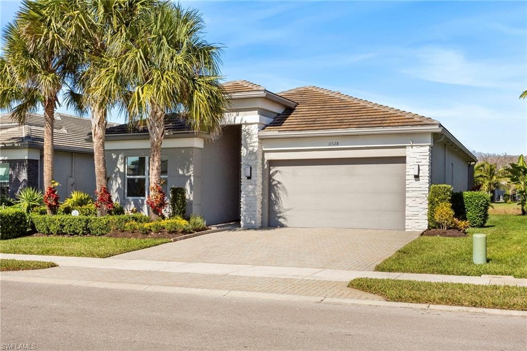 11528 Jacaranda DR, NAPLES FL 34120-3