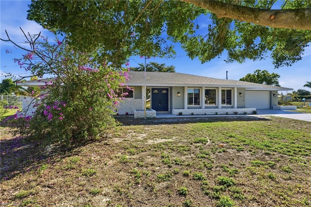 113 E Lake DR, LEHIGH ACRES FL 33936-2