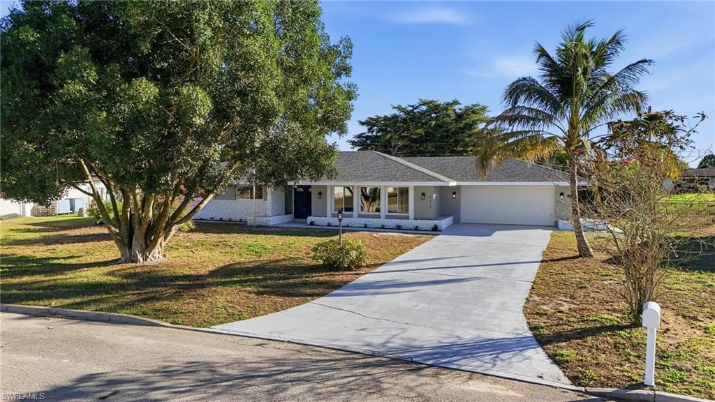 113 E Lake DR, LEHIGH ACRES FL 33936-4