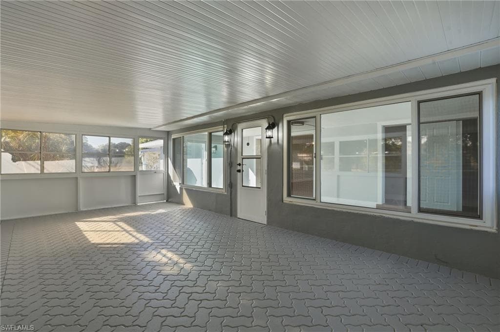 113 E Lake DR, LEHIGH ACRES FL 33936-37