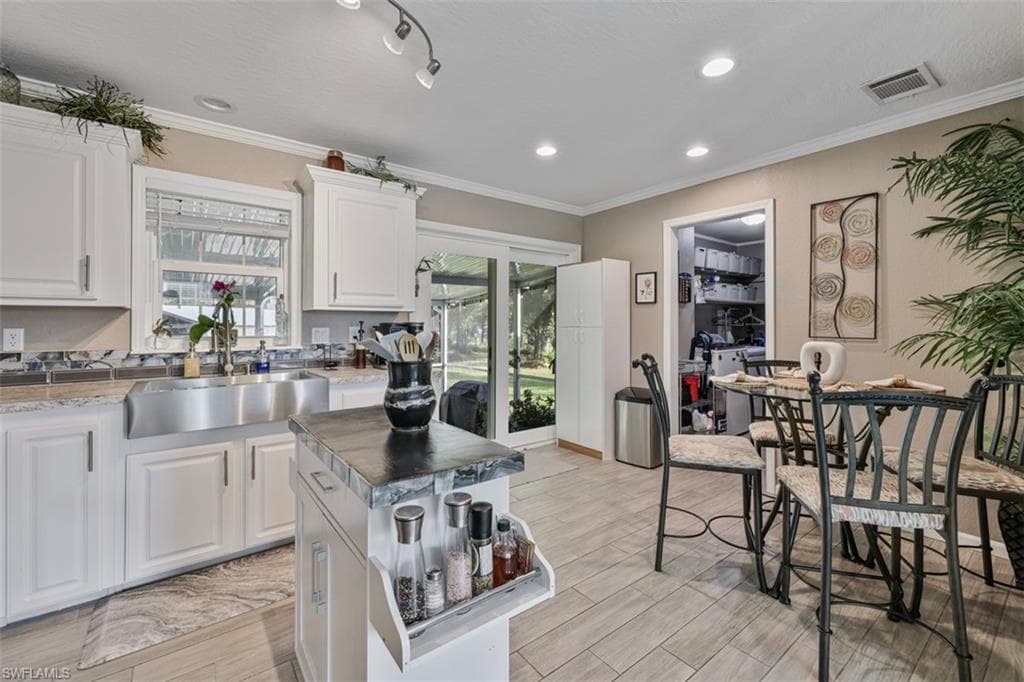 6885 Rich RD, NORTH FORT MYERS FL 33917-8