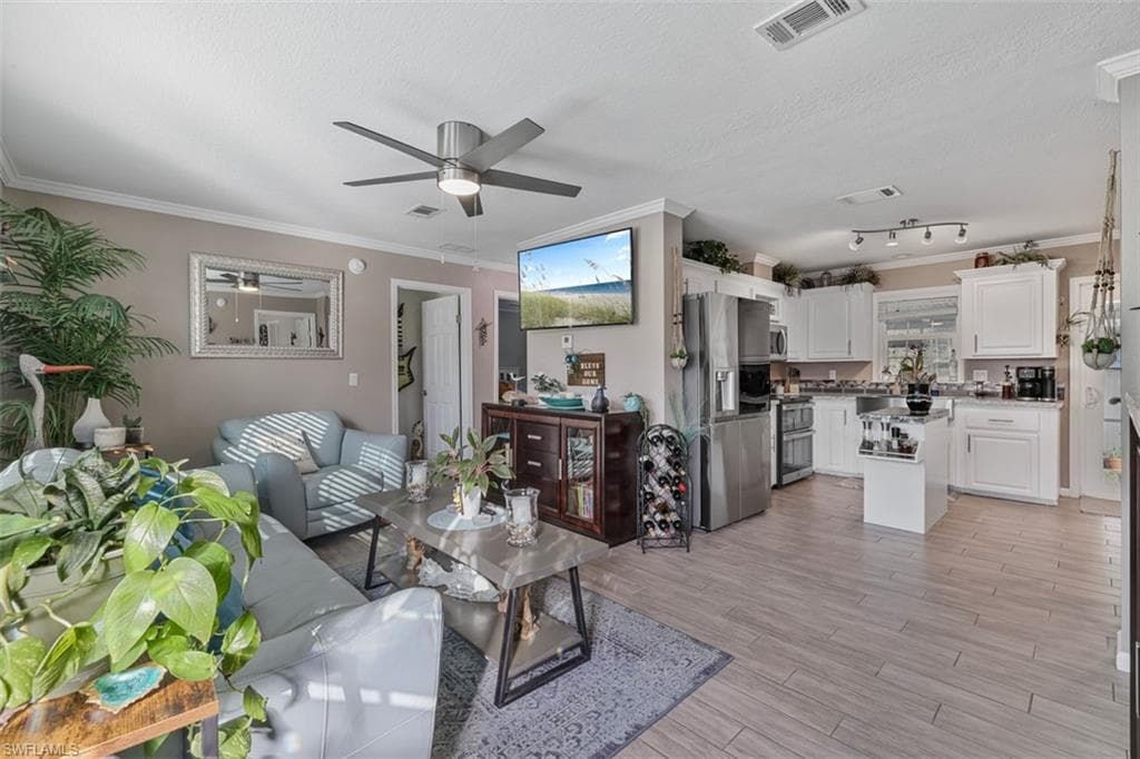 6885 Rich RD, NORTH FORT MYERS FL 33917-7