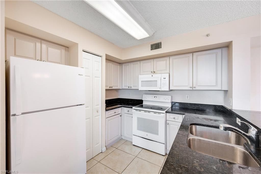 1210 Wildwood Lakes BLVD # 106, NAPLES FL 34104-25