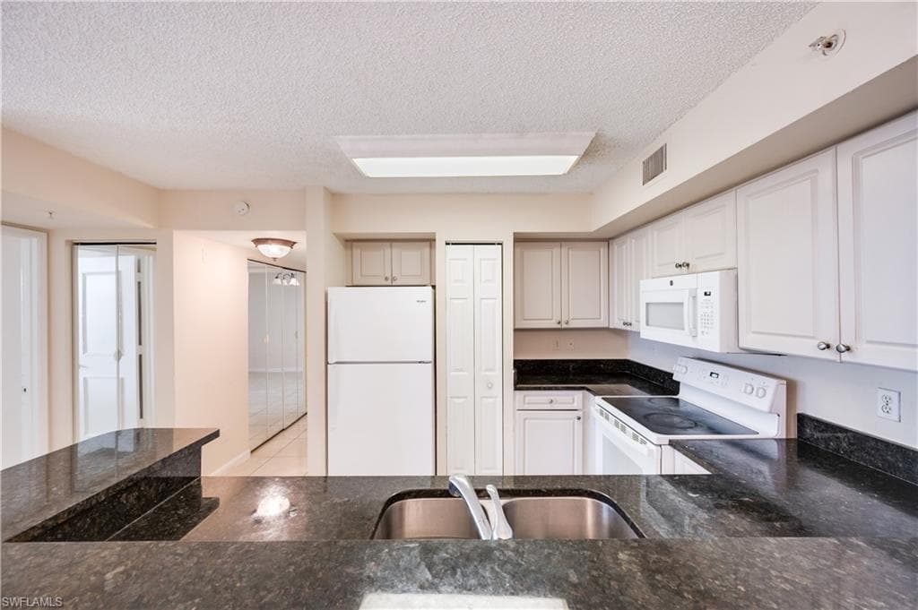 1210 Wildwood Lakes BLVD # 106, NAPLES FL 34104-19