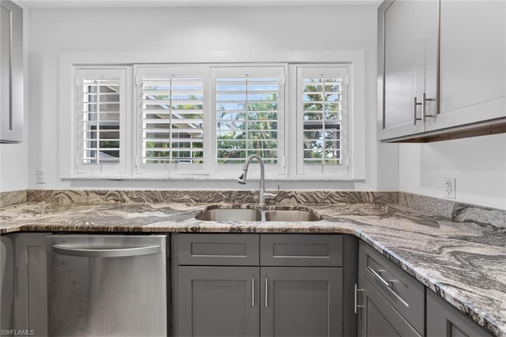 1420 Maravilla AVE-21