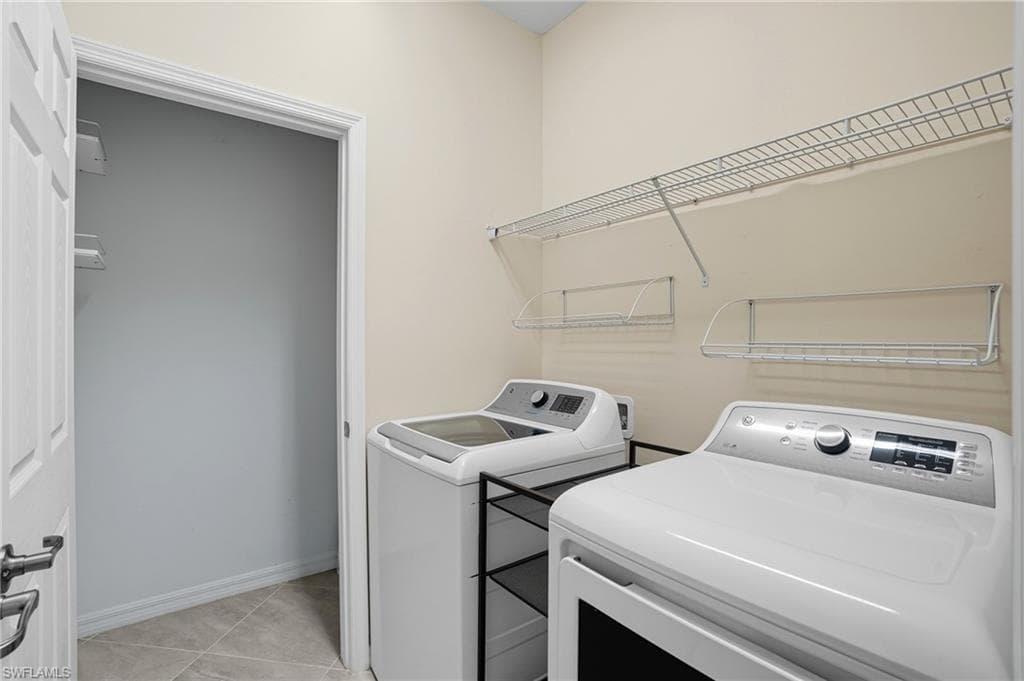 8290 Venetian Pointe DR, FORT MYERS FL 33908-28