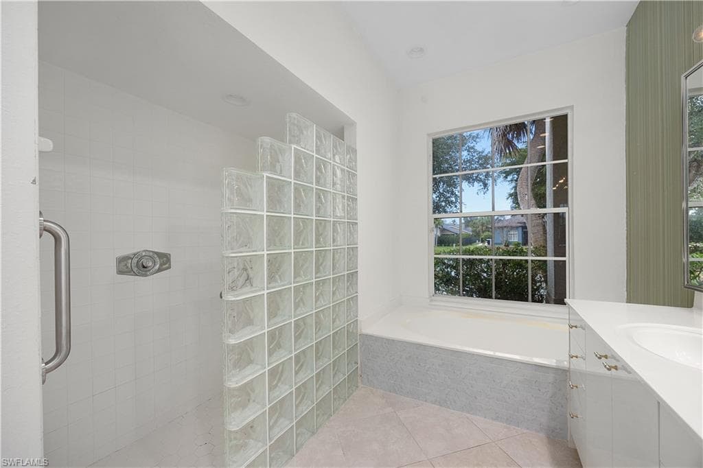 1580 Argyle DR-22