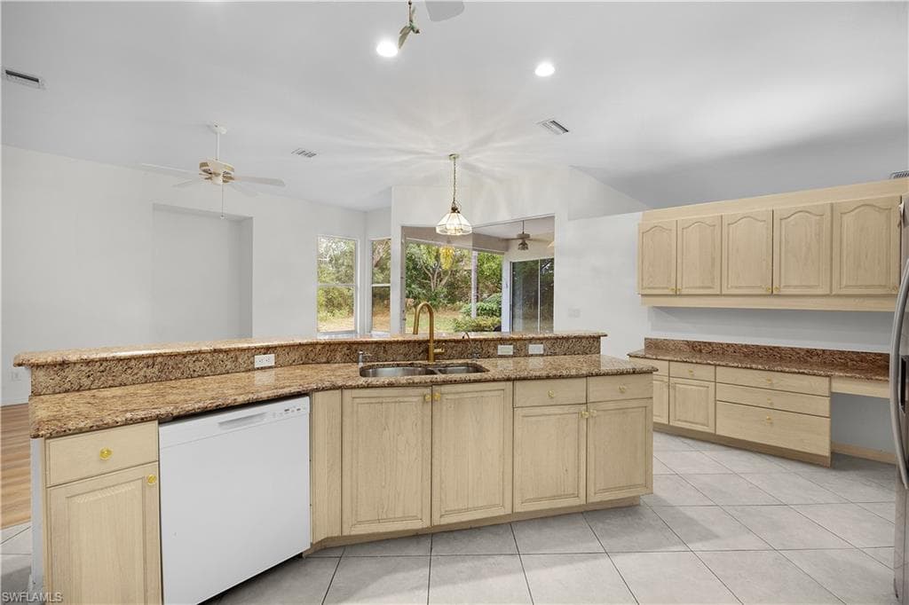 1580 Argyle DR-8