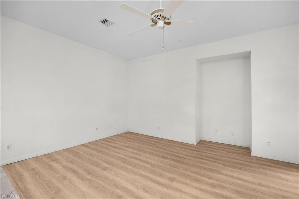 1580 Argyle DR-33