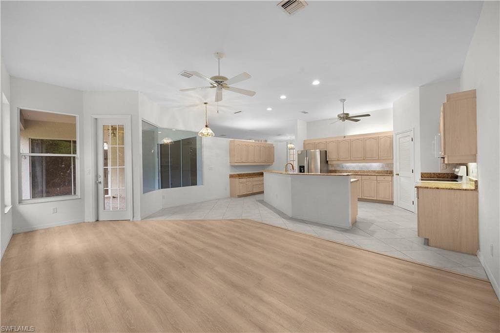 1580 Argyle DR-10