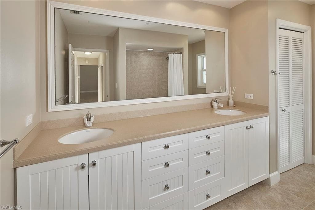 208 Silverado DR-18
