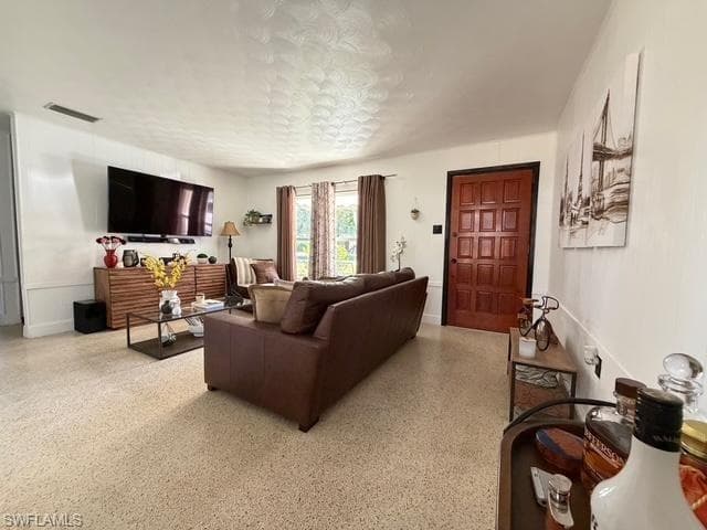 40 Victoria DR, NORTH FORT MYERS FL 33917-8