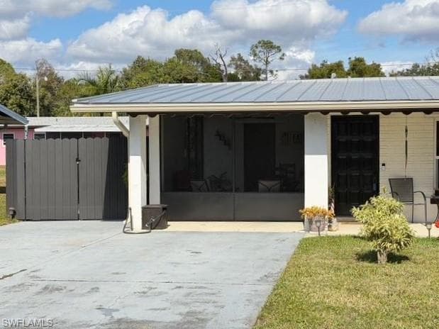 40 Victoria DR, NORTH FORT MYERS FL 33917-3