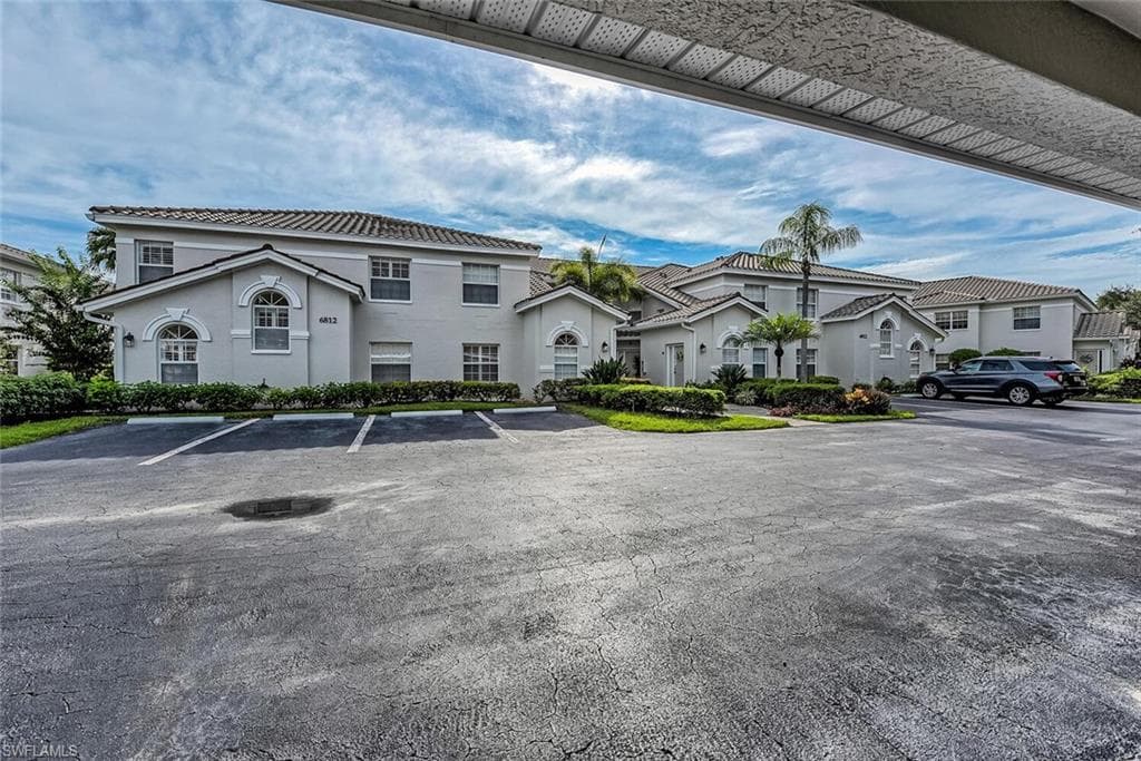 6812 Satinleaf RD S # 202, NAPLES FL 34109-1