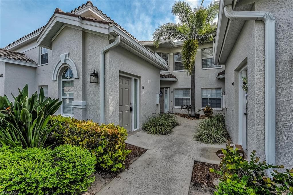 6812 Satinleaf RD S # 202, NAPLES FL 34109-2