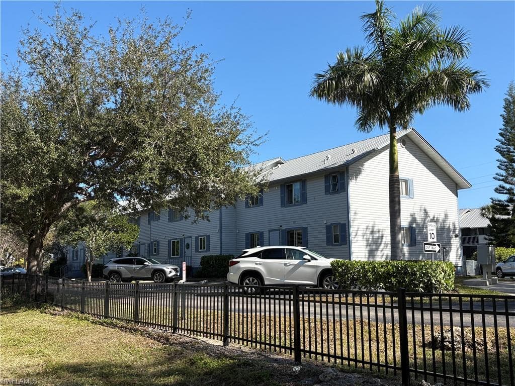 1251 7th AVE N # 306, NAPLES FL 34102-21
