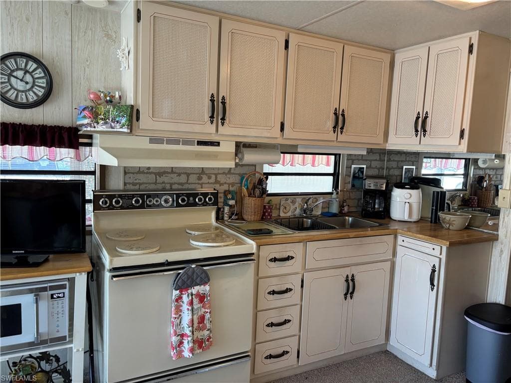 9 Jade DR # 9J, NAPLES FL 34114-15